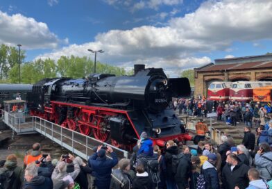 Dampfloks zum Anfassen für die ganze Familie: 21. Berliner Eisenbahnfest im Bahnbetriebswerk Schöneweide Dampfloks zum Anfassen für die ganze Familie: 21. Berliner Eisenbahnfest im Bahnbetriebswerk Schöneweide