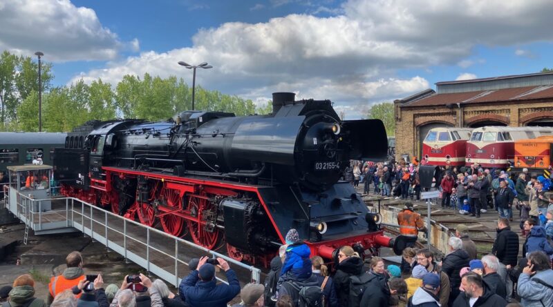 Dampfloks zum Anfassen für die ganze Familie: 21. Berliner Eisenbahnfest im Bahnbetriebswerk Schöneweide Dampfloks zum Anfassen für die ganze Familie: 21. Berliner Eisenbahnfest im Bahnbetriebswerk Schöneweide
