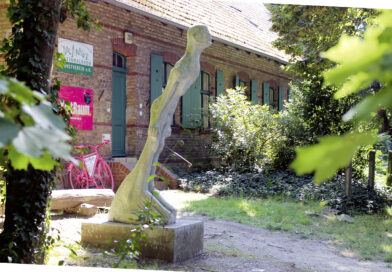 Spielerische Glasskulpturen und farbintensive Landschaftsmalerei Spielerische Glasskulpturen und farbintensive Landschaftsmalerei