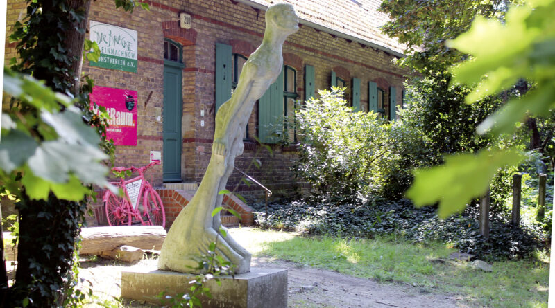 Spielerische Glasskulpturen und farbintensive Landschaftsmalerei Spielerische Glasskulpturen und farbintensive Landschaftsmalerei