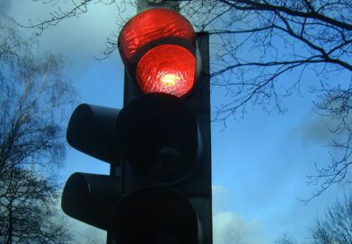 Eine Sekunde entscheidet: Wann es am Rotlichtblitzer teuer wird
